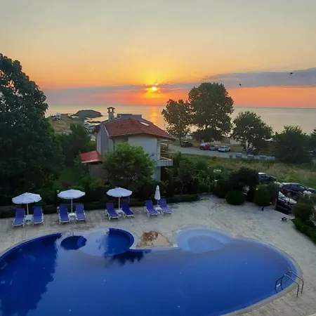 Sea Wolf луксозен с панорамна гледка към морето климатик с нова напълно оборудвана кухня отделна баня с тоалетна гледка към басейна на 30 м от плажа паркинг към хотела навсякъде близо * Lozenets