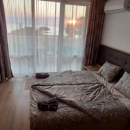 Appartement Sea Wolf луксозен с панорамна гледка към морето климатик с нова напълно оборудвана кухня отделна баня с тоалетна гледка към басейна на 30 м от плажа паркинг към хотела навсякъде близо *