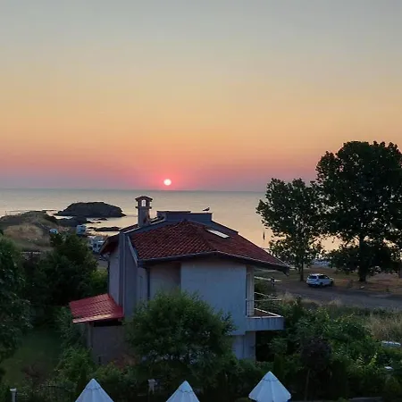 Appartement Sea Wolf луксозен с панорамна гледка към морето климатик с нова напълно оборудвана кухня отделна баня с тоалетна гледка към басейна на 30 м от плажа паркинг към хотела навсякъде близо Lozenets