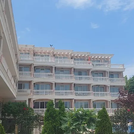 Sea Wolf луксозен с панорамна гледка към морето климатик с нова напълно оборудвана кухня отделна баня с тоалетна гледка към басейна на 30 м от плажа паркинг към хотела навсякъде близо Appartement Lozenets