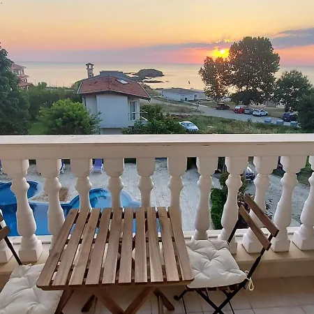 Sea Wolf луксозен с панорамна гледка към морето климатик с нова напълно оборудвана кухня отделна баня с тоалетна гледка към басейна на 30 м от плажа паркинг към хотела навсякъде близо Appartement Lozenets