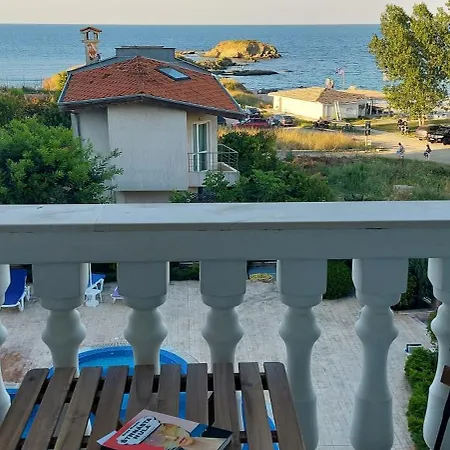 Sea Wolf луксозен с панорамна гледка към морето климатик с нова напълно оборудвана кухня отделна баня с тоалетна гледка към басейна на 30 м от плажа паркинг към хотела навсякъде близо Appartement Lozenets