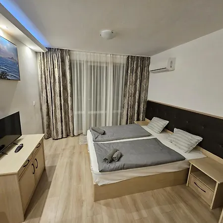 Sea Wolf луксозен с панорамна гледка към морето климатик с нова напълно оборудвана кухня отделна баня с тоалетна гледка към басейна на 30 м от плажа паркинг към хотела навсякъде близо