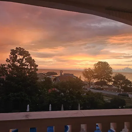 Sea Wolf луксозен с панорамна гледка към морето климатик с нова напълно оборудвана кухня отделна баня с тоалетна гледка към басейна на 30 м от плажа паркинг към хотела навсякъде близо Appartement Lozenets