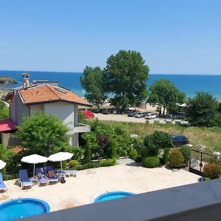 Apartament Sea Wolf луксозен с панорамна гледка към морето климатик с нова напълно оборудвана кухня отделна баня с тоалетна гледка към басейна на 30 м от плажа паркинг към хотела навсякъде близо