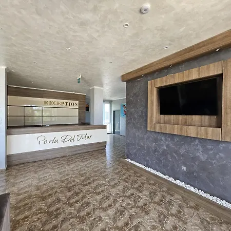 Apartament Sea Wolf луксозен с панорамна гледка към морето климатик с нова напълно оборудвана кухня отделна баня с тоалетна гледка към басейна на 30 м от плажа паркинг към хотела навсякъде близо