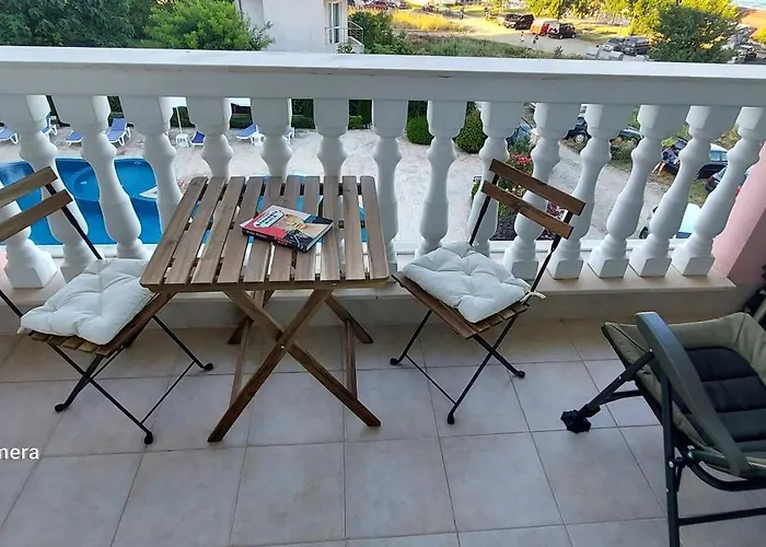 Апартаменты Sea Wolf луксозен с панорамна гледка към морето климатик с нова напълно оборудвана кухня отделна баня с тоалетна гледка към басейна на 30 м от плажа паркинг към хотела навсякъде близо Лозенец