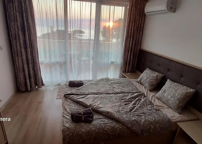 Апартаменты Sea Wolf луксозен с панорамна гледка към морето климатик с нова напълно оборудвана кухня отделна баня с тоалетна гледка към басейна на 30 м от плажа паркинг към хотела навсякъде близо *