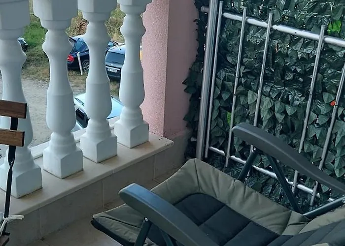 Апартаменты Sea Wolf луксозен с панорамна гледка към морето климатик с нова напълно оборудвана кухня отделна баня с тоалетна гледка към басейна на 30 м от плажа паркинг към хотела навсякъде близо Лозенец