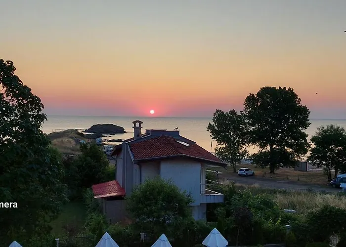 Апартаменты Sea Wolf луксозен с панорамна гледка към морето климатик с нова напълно оборудвана кухня отделна баня с тоалетна гледка към басейна на 30 м от плажа паркинг към хотела навсякъде близо Лозенец