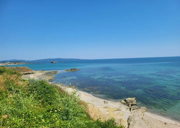Sea Wolf луксозен с панорамна гледка към морето климатик с нова напълно оборудвана кухня отделна баня с тоалетна гледка към басейна на 30 м от плажа паркинг към хотела навсякъде близо Лозенец