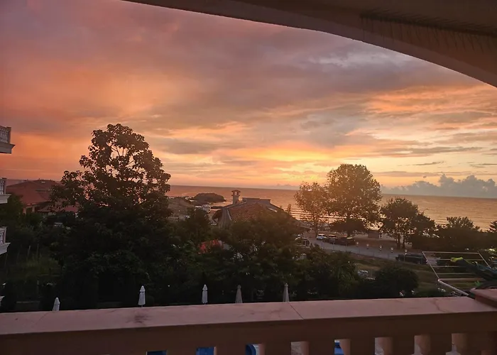 Sea Wolf луксозен с панорамна гледка към морето климатик с нова напълно оборудвана кухня отделна баня с тоалетна гледка към басейна на 30 м от плажа паркинг към хотела навсякъде близо Апартаменты Лозенец